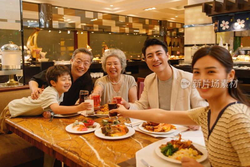 幸福家庭在餐厅吃自助餐