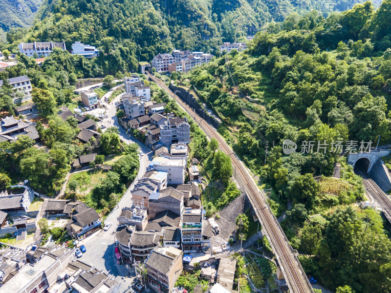 贵州大山中的小村庄航拍图