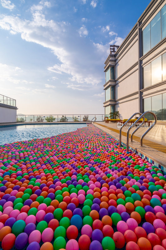 度假酒店露天泳池里的彩色欢乐球