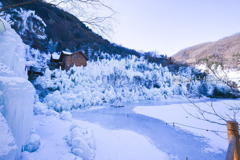 济南九如山冰瀑山间木屋冰雪景观