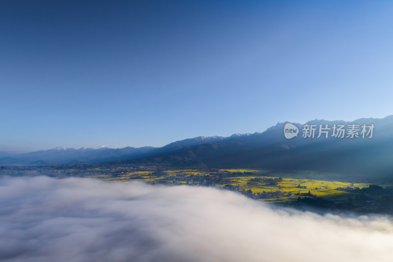 云海之上的山间村落与田野美景