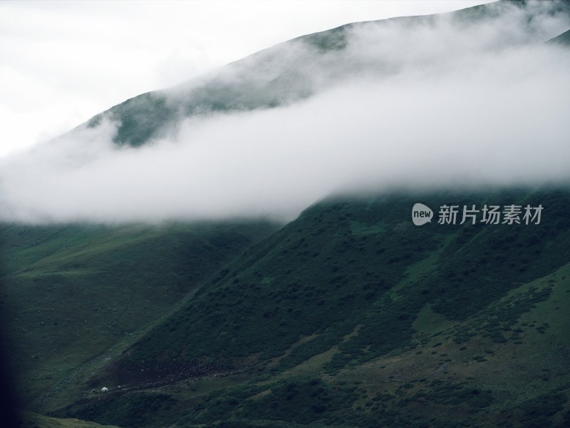 新疆独库公路云雾中的山峰