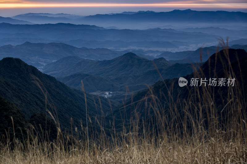 晨雾中的山峦