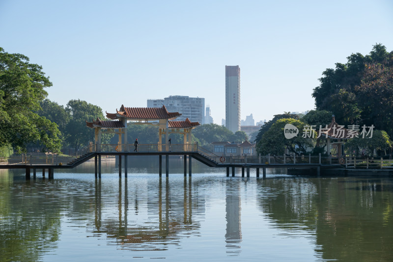 湖面上建有亭子的园林景观