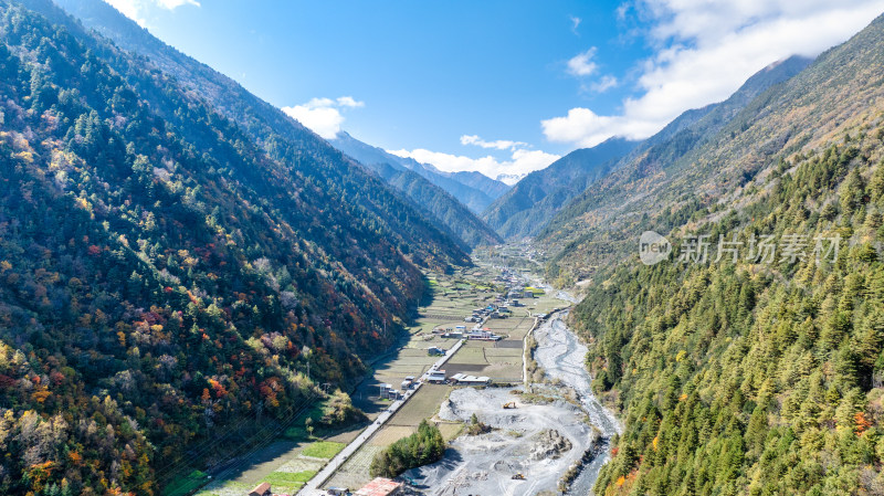 四川阿坝理小路的山区秋日风景