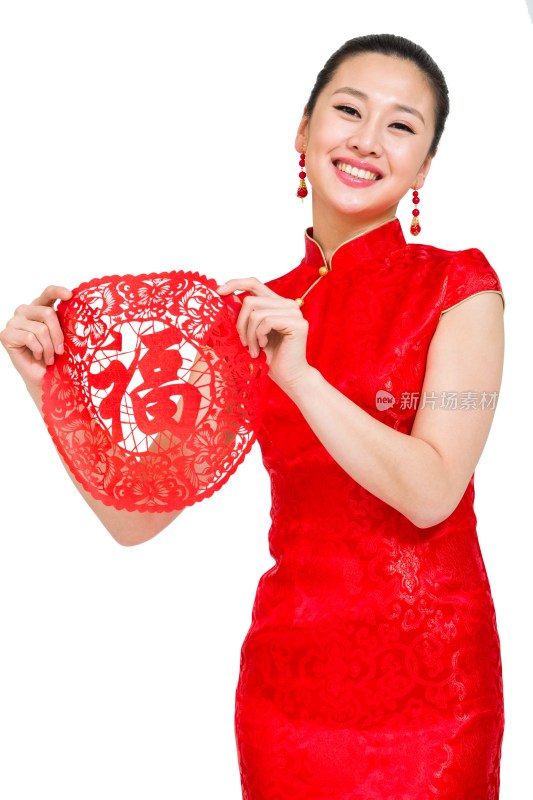 棚拍穿红色旗袍的年轻女人拿着福字剪纸