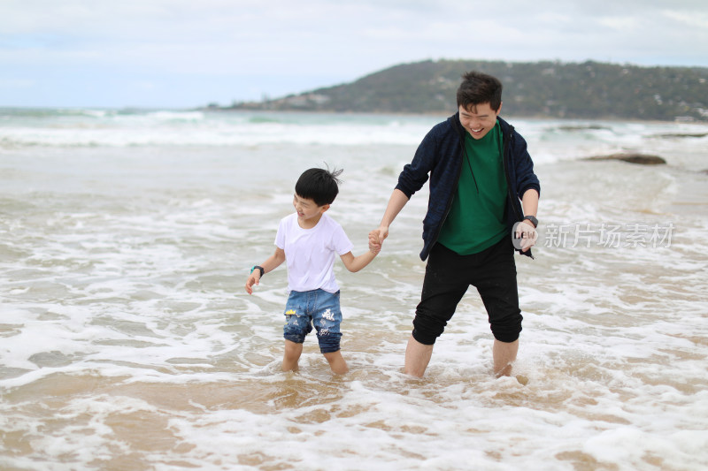 澳大利亚大洋路海边玩耍的中国父子