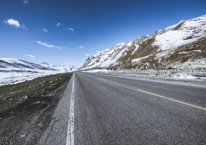 雪山旁的公路风景