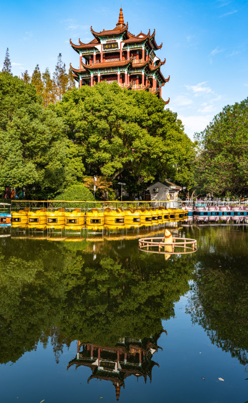 中式楼阁与湖面游船景观