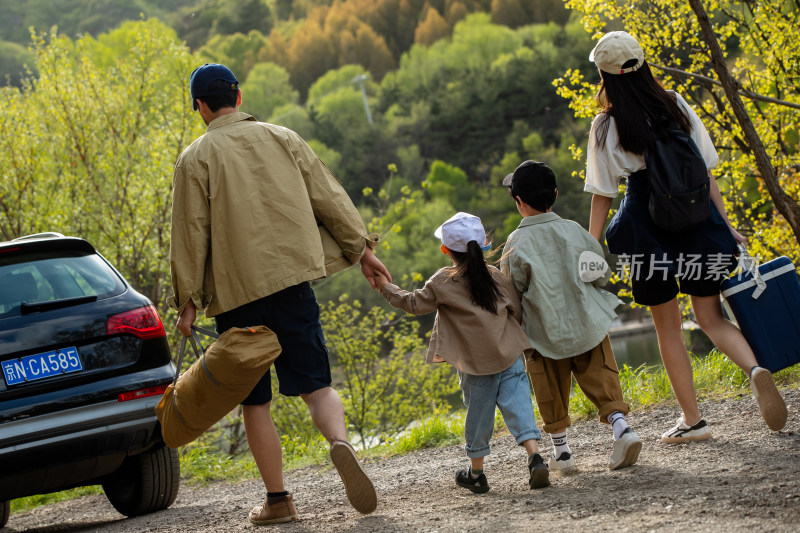 幸福的一家人郊外旅行