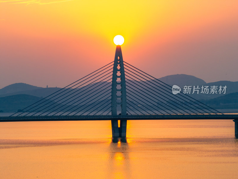 枣庄庄里水库夕阳余晖下的桥梁