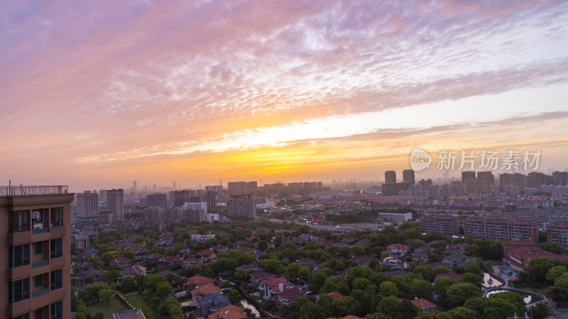 城市夕阳下的建筑群鸟瞰全景