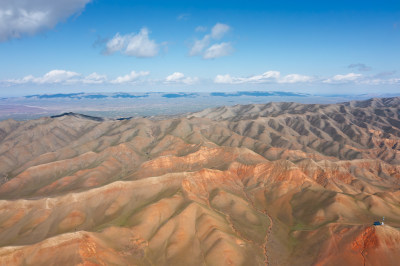 新疆红色丹霞山脉地貌的壮丽景观