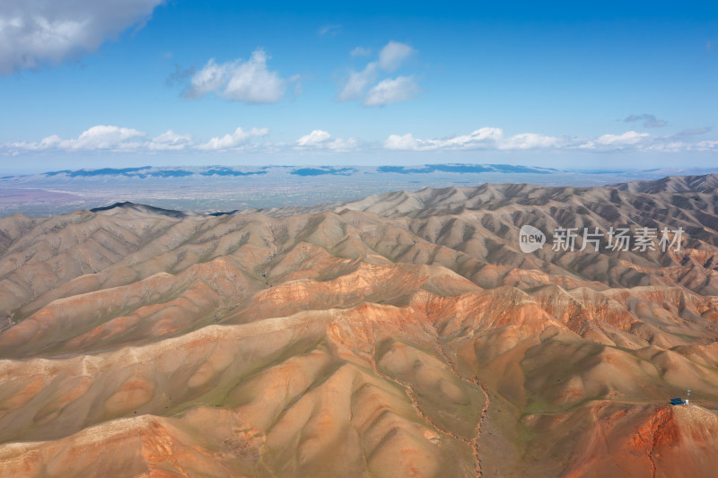 新疆红色丹霞山脉地貌的壮丽景观