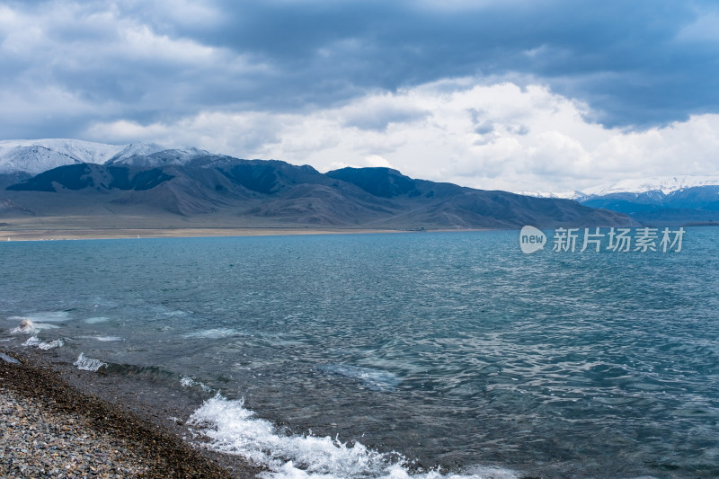 新疆赛里木湖蓝天白云雪山湖泊绝美风光