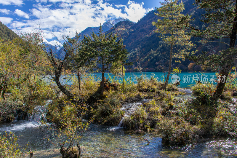 九寨沟秋色，犀牛海山林流水山景