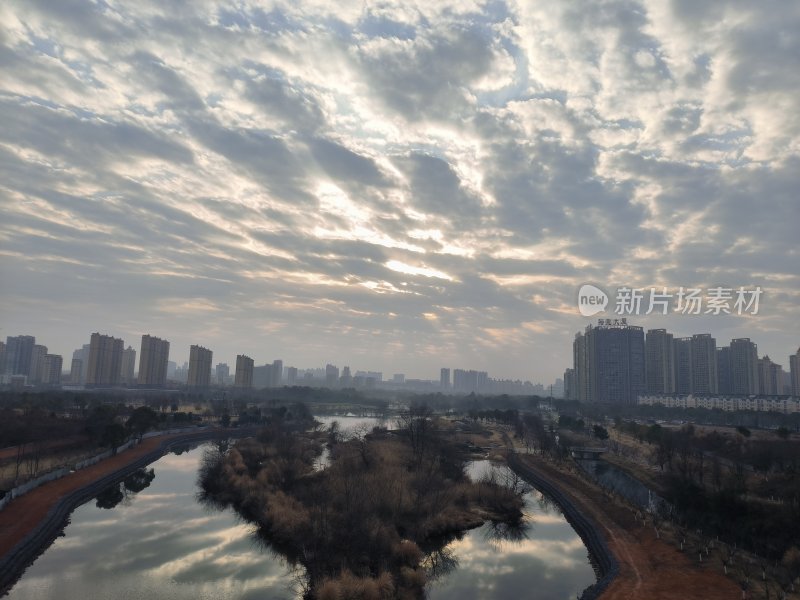 城市中河流景观与周边高楼的景象