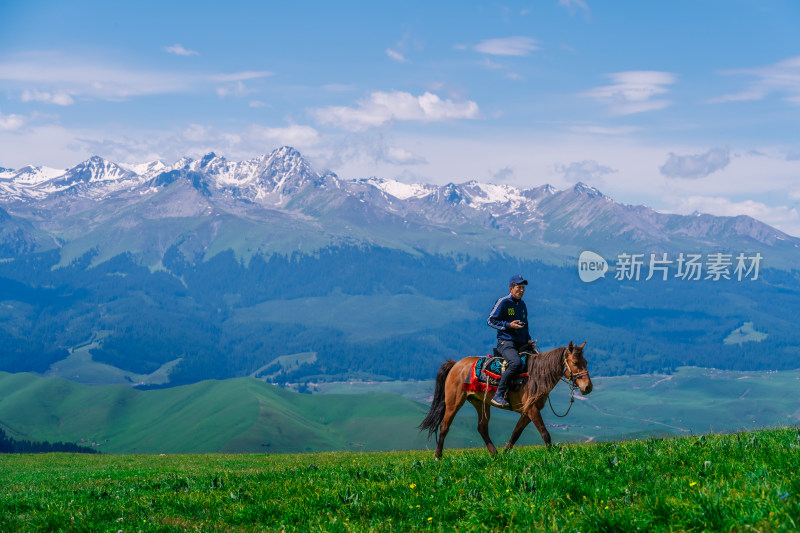 新疆伊犁喀拉峻草原骑马