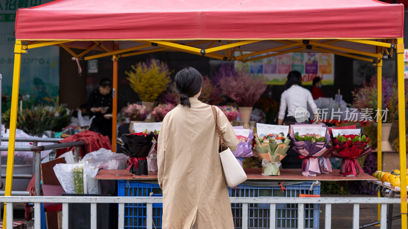 云南昆明斗南花市吸引大量游客前来买花