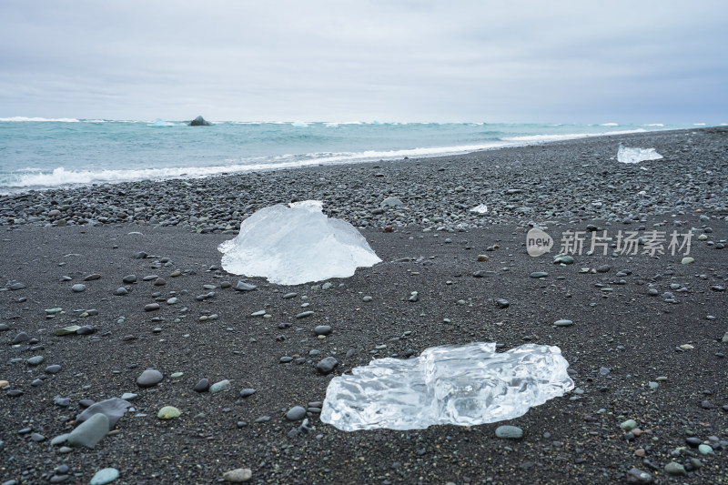 冰岛，钻石沙滩/黑沙滩，晶莹剔透的冰块