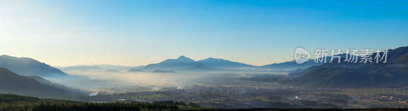 山间小镇清晨的雾霭朦胧全景