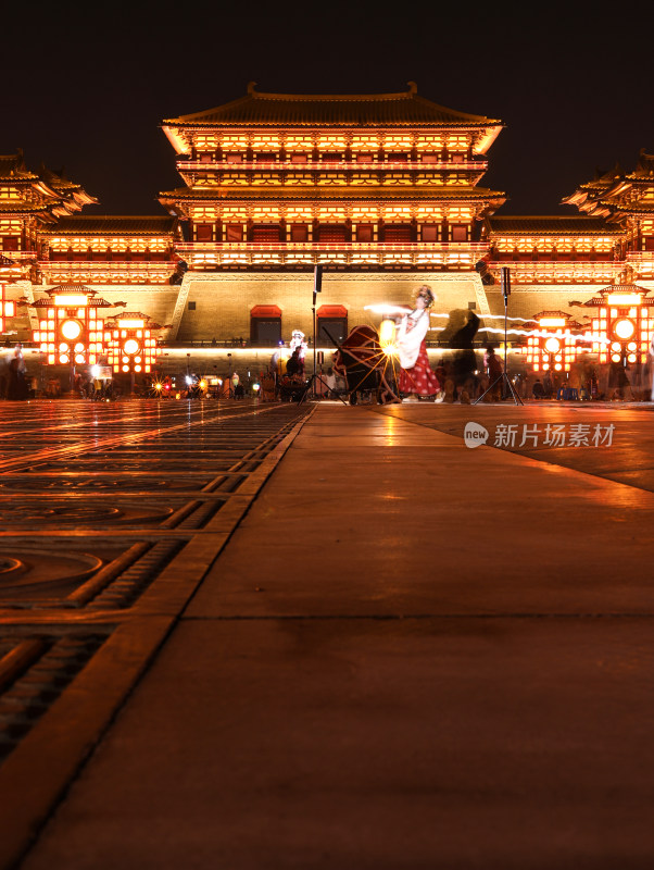 河南省洛阳市著名旅游景点应天门的夜景风光