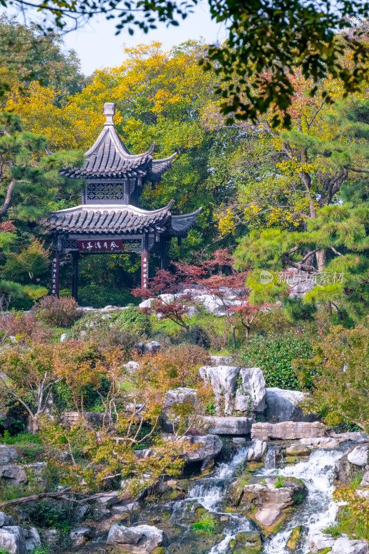 晴朗的午后，扬州瘦西湖江南园林建筑