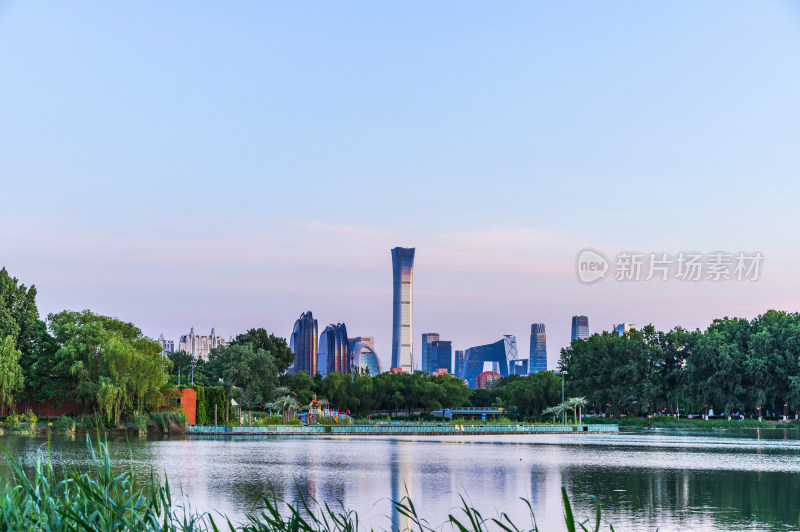 北京朝阳公园夏季傍晚夕阳湖面风光