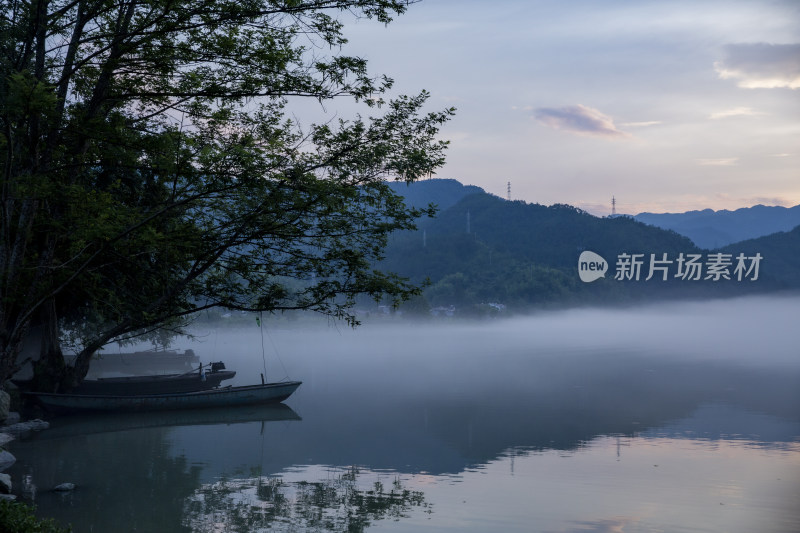 水面上飘起薄雾十分梦幻