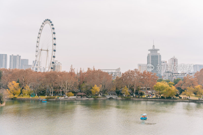 合肥逍遥津公园湖景与摩天轮景观