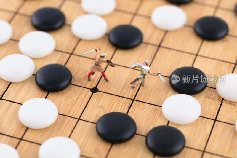 棋盘上双方阵营间的厮杀对垒