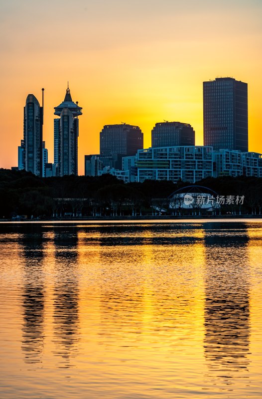 城市湖畔夕阳倒影景观