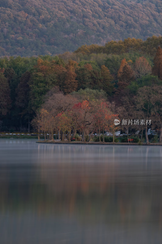 江苏南京灵山风景区前湖秋天秋色倒影