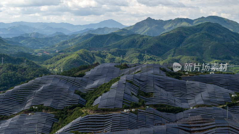 航拍大型的光伏发电基地，高兴科技能源产业