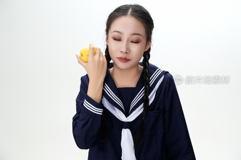 吃水果的亚洲东方长发少女