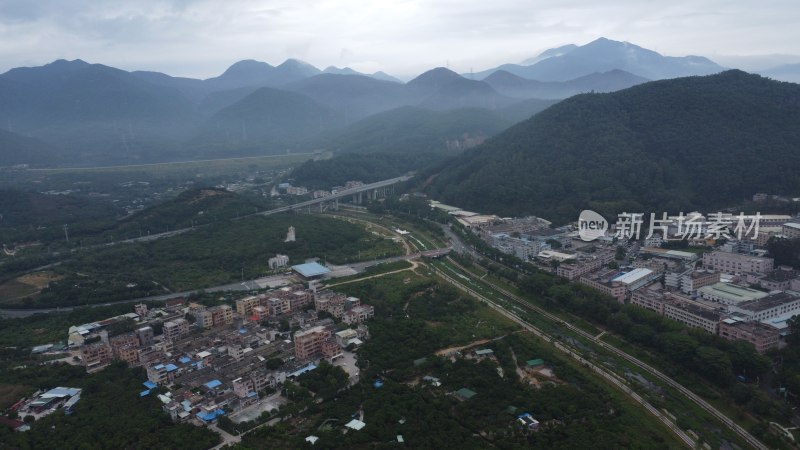 广东东莞：山峰连绵起伏