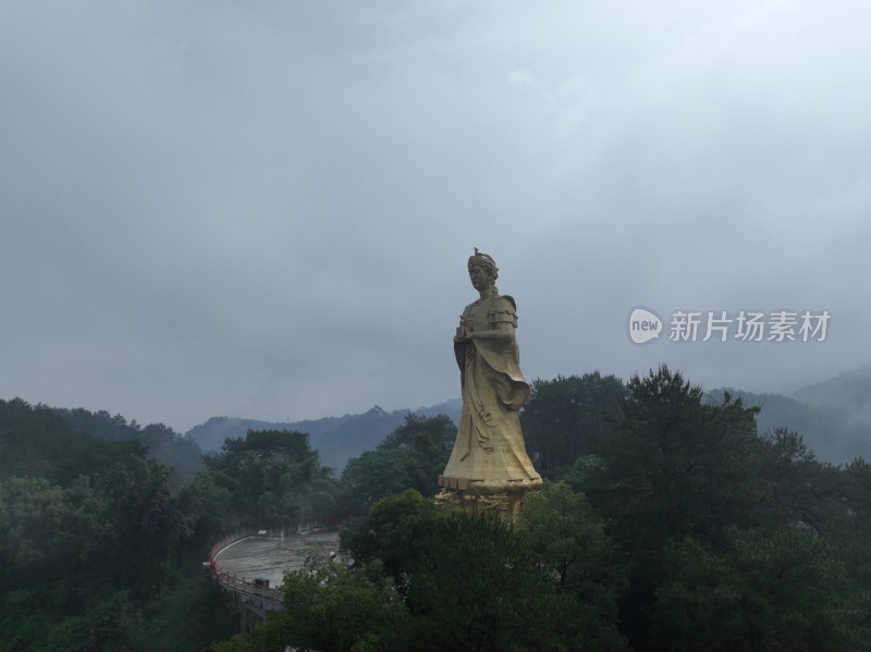 广西梧州龙母太庙龙母金色雕塑全景