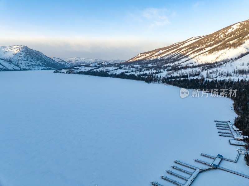 新疆阿勒泰喀纳斯雪景神仙湾晨雾雪山森林