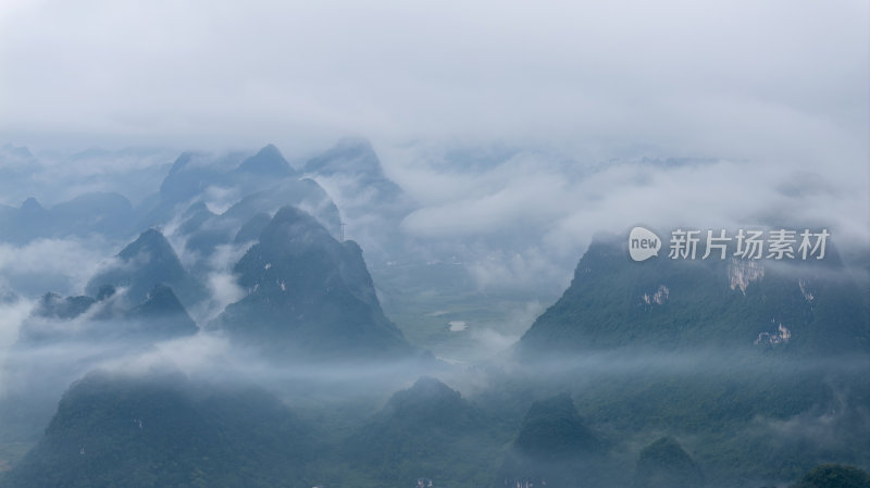 云雾缭绕的桂林群峰