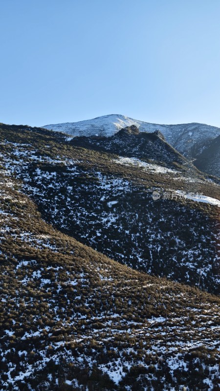 覆盖着积雪的山坡自然景象