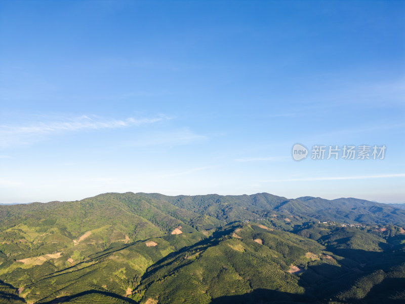 辽阔壮观的群山航拍全景