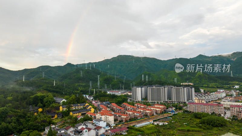 风雨后小城出现一道彩虹