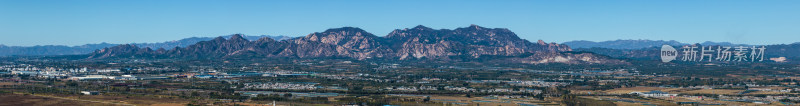 蓝天下的青山绿水村庄全景