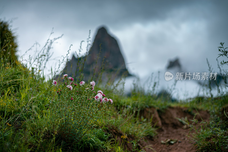 扎尕那蓝天白云山峰