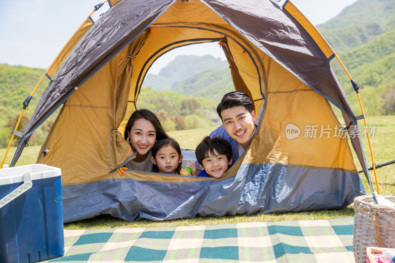 快乐的一家人趴在帐篷里