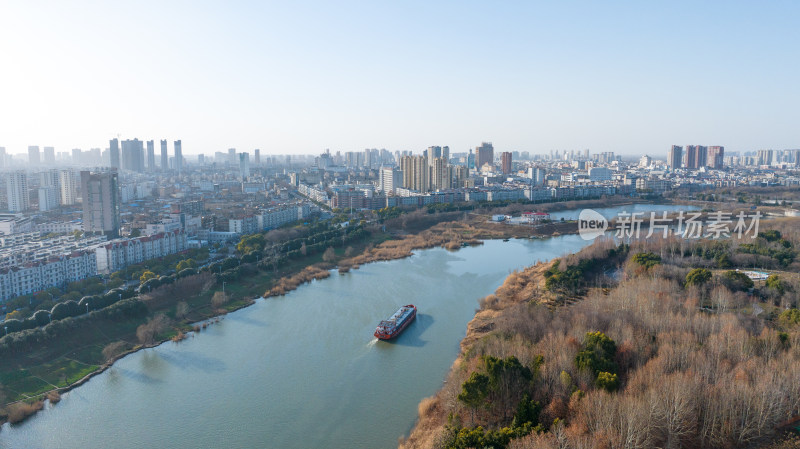 城市河流与两岸建筑的航拍全景