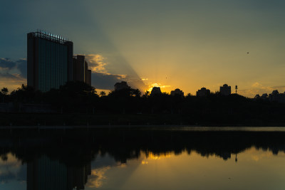 夕阳下的城市轮廓