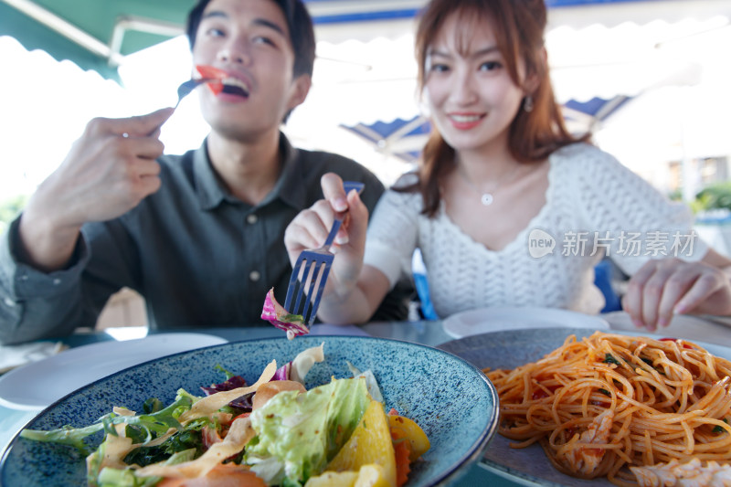 快乐情侣在餐厅里用餐