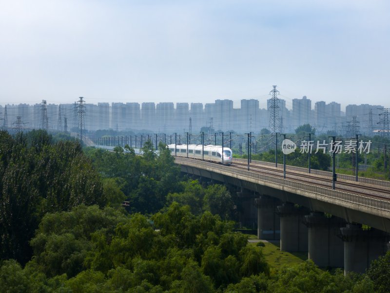 和谐号高铁在城市中高速行驶