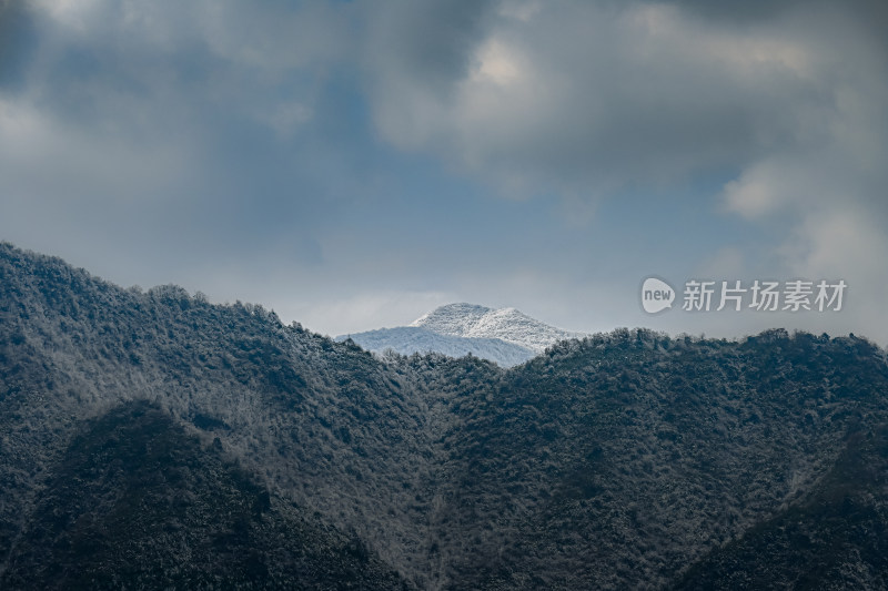 意境冬日冰雪山脊